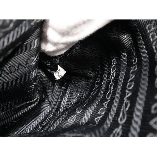 Prada Nylon Tasche mit Schulterriemen Handtaschen Prada 18